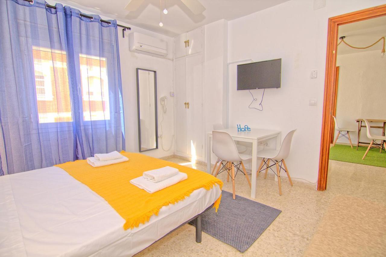 Low Cost Rooms Malaga River Esterno foto